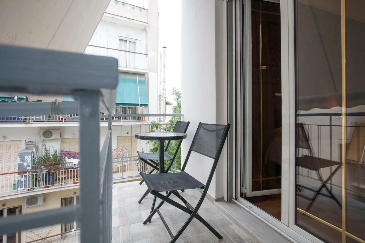Pretty Rooms In Gold And Blue Apartment In Safe Central Area Atenas Exterior foto